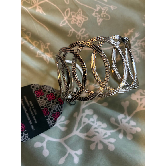 Women's Paparazzi Silver Tone Cuff Bracelet One Size - Picture 3 of 5